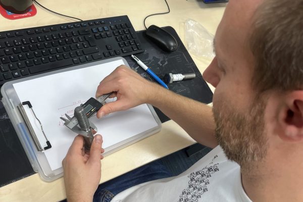 Measuring bolt with callipers